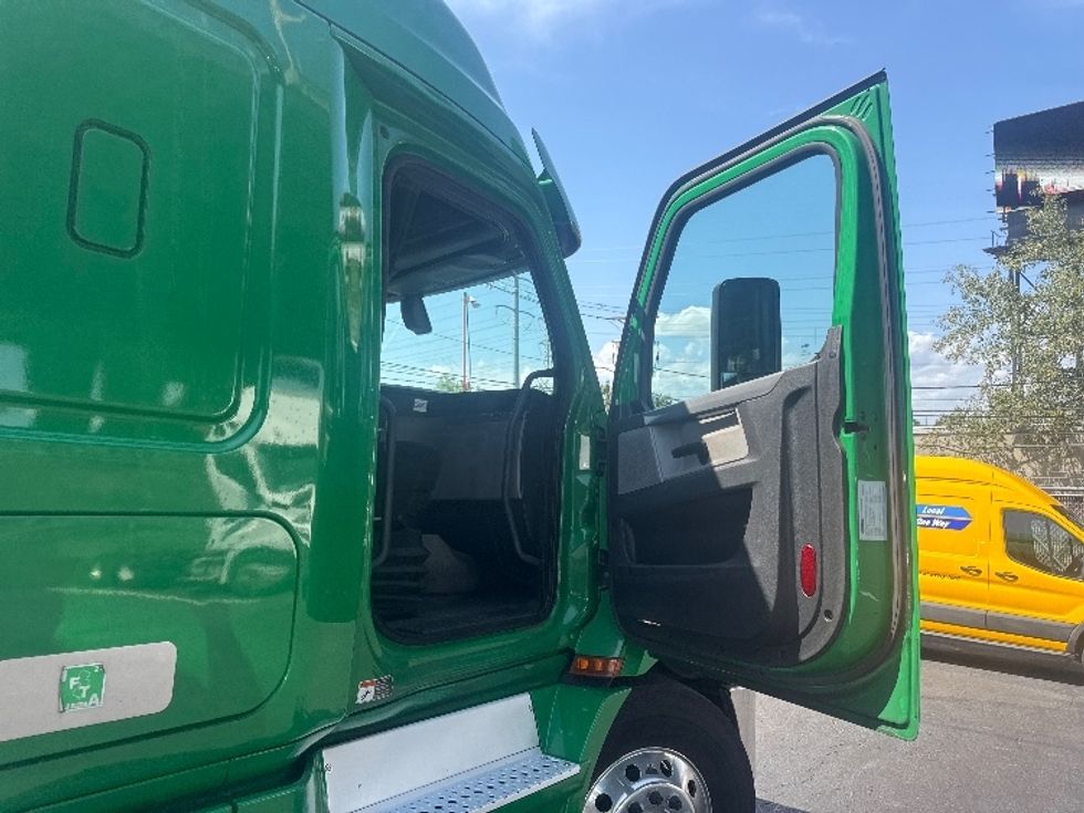Sleeper Tractor-Heavy Duty Tractors-Freightliner-2019-T11664ST-North Bergen-NJ-299,221\n\t\tmiles-$ 65,000 - Image 13