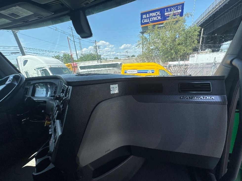 Sleeper Tractor-Heavy Duty Tractors-Freightliner-2019-T11664ST-North Bergen-NJ-299,221\n\t\tmiles-$ 65,000 - Image 14