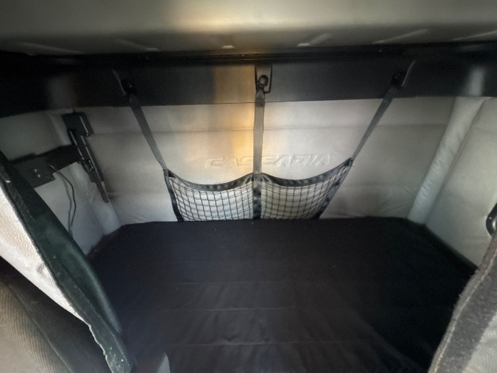 Sleeper Tractor-Heavy Duty Tractors-Freightliner-2019-T11664ST-North Bergen-NJ-299,221\n\t\tmiles-$ 65,000 - Image 16