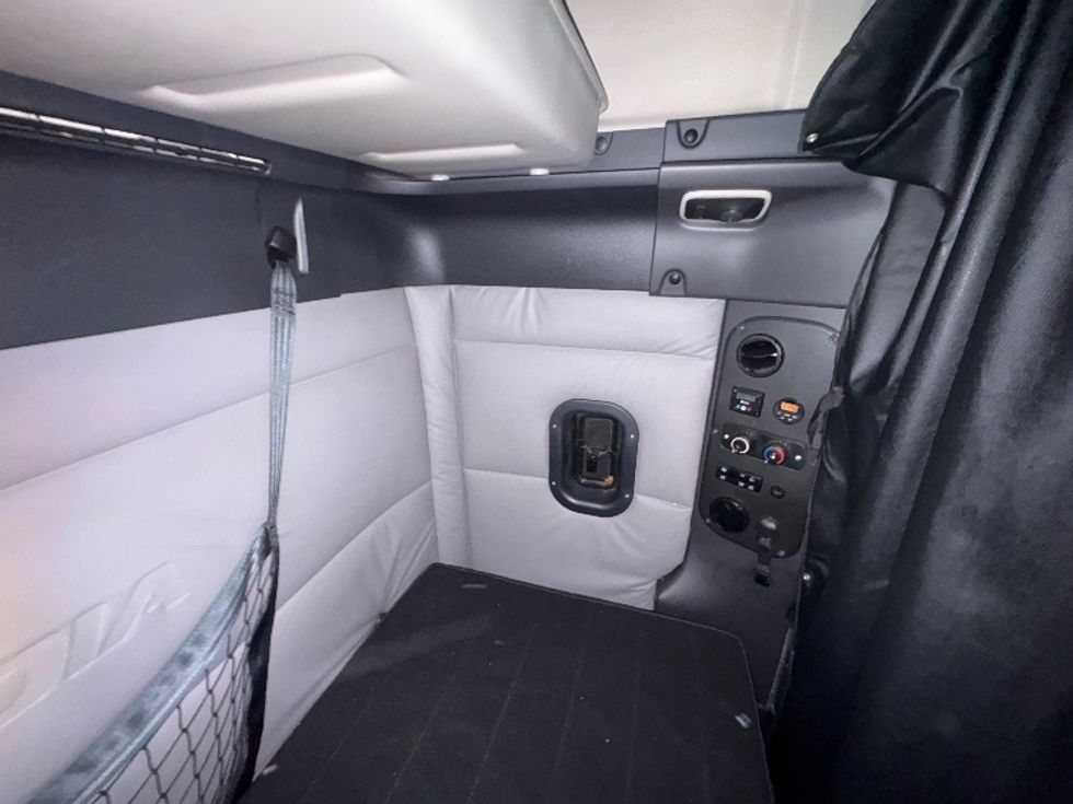 Sleeper Tractor-Heavy Duty Tractors-Freightliner-2019-T11664ST-North Bergen-NJ-299,221\n\t\tmiles-$ 65,000 - Image 18