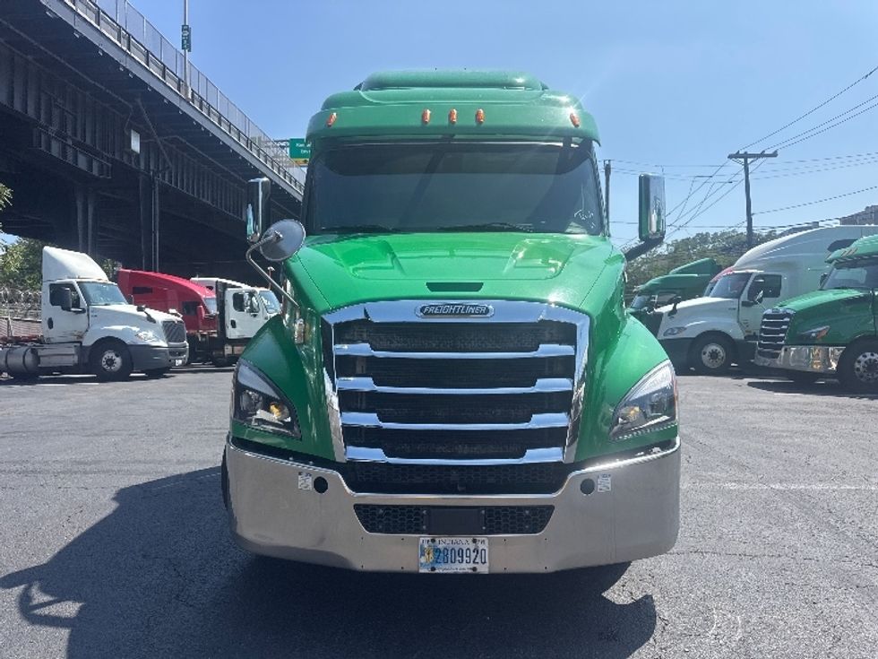 Sleeper Tractor-Heavy Duty Tractors-Freightliner-2019-T11664ST-North Bergen-NJ-299,221\n\t\tmiles-$ 65,000 - Image 2