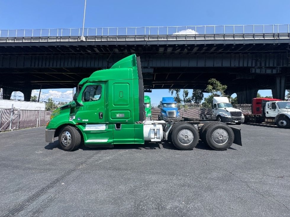 Sleeper Tractor-Heavy Duty Tractors-Freightliner-2019-T11664ST-North Bergen-NJ-299,221\n\t\tmiles-$ 65,000 - Image 4