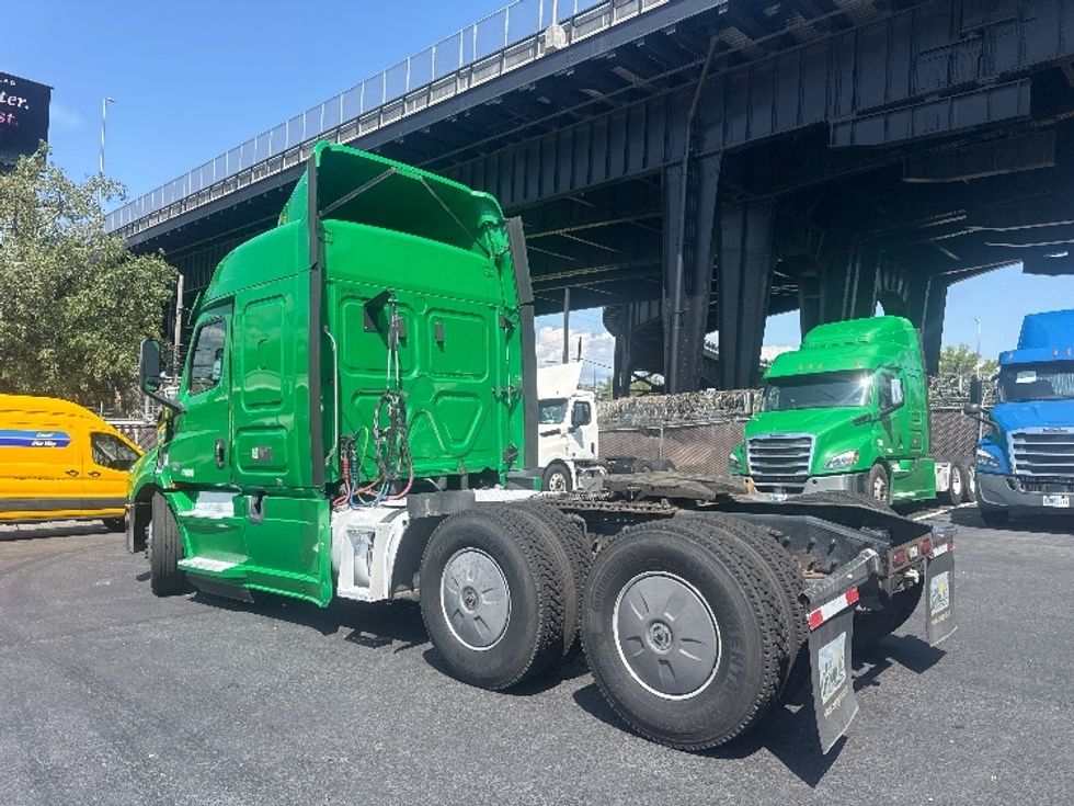 Sleeper Tractor-Heavy Duty Tractors-Freightliner-2019-T11664ST-North Bergen-NJ-299,221\n\t\tmiles-$ 65,000 - Image 5
