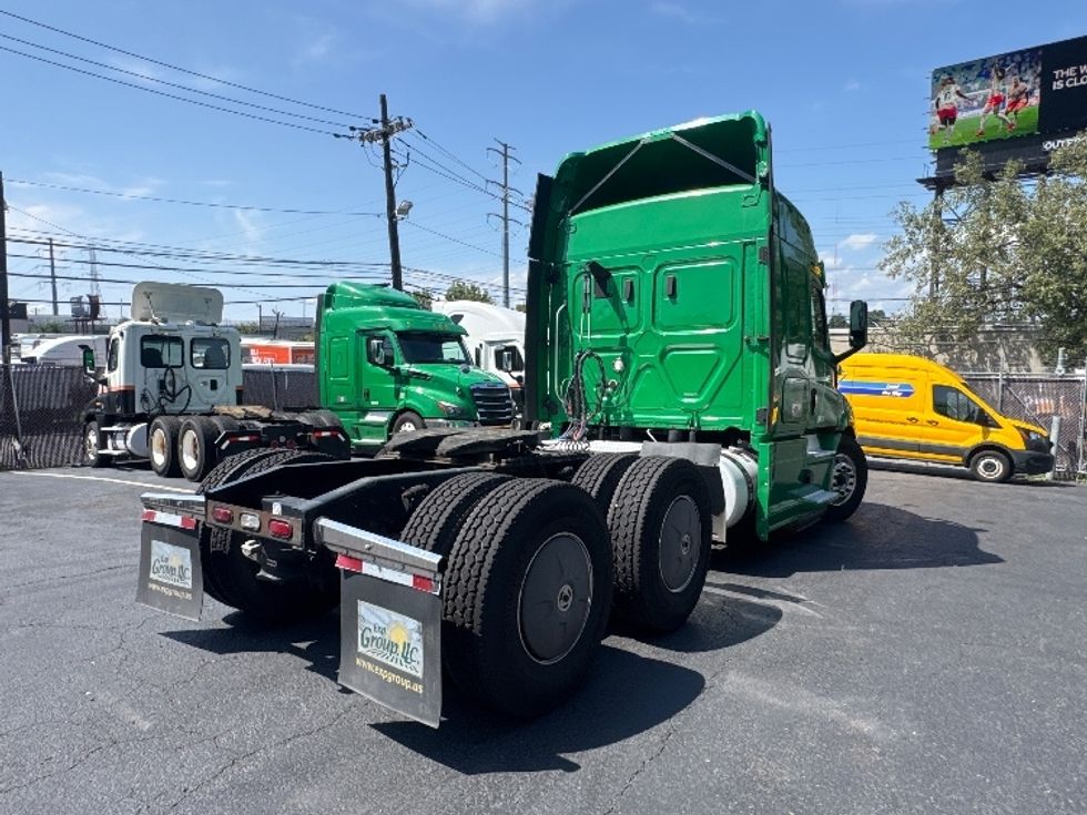 Sleeper Tractor-Heavy Duty Tractors-Freightliner-2019-T11664ST-North Bergen-NJ-299,221\n\t\tmiles-$ 65,000 - Image 7