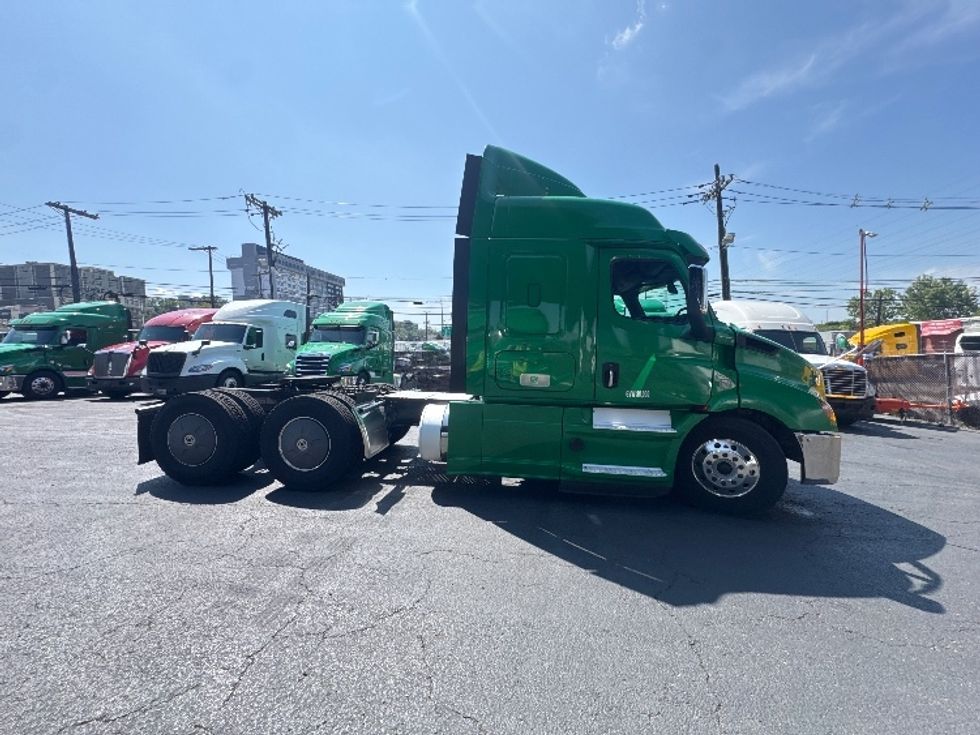 Sleeper Tractor-Heavy Duty Tractors-Freightliner-2019-T11664ST-North Bergen-NJ-299,221\n\t\tmiles-$ 65,000 - Image 8