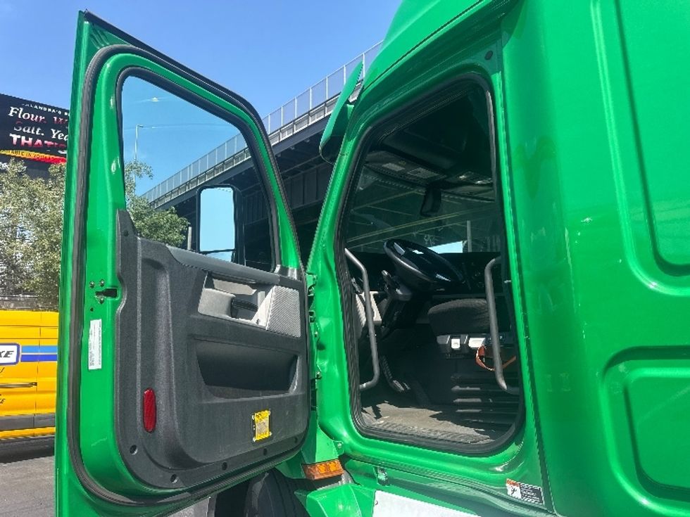 Sleeper Tractor-Heavy Duty Tractors-Freightliner-2019-T11664ST-North Bergen-NJ-299,221\n\t\tmiles-$ 65,000 - Image 9