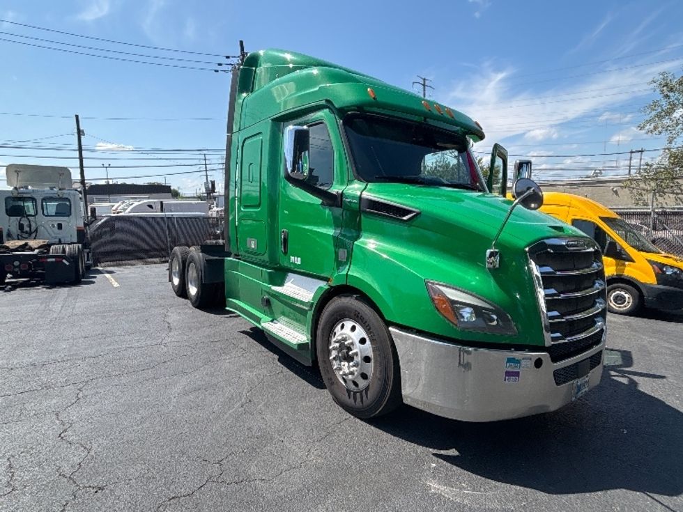 Sleeper Tractor-Heavy Duty Tractors-Freightliner-2019-T11664ST-North Bergen-NJ-320,073\n\t\tmiles-$ 64,000 - Image 1