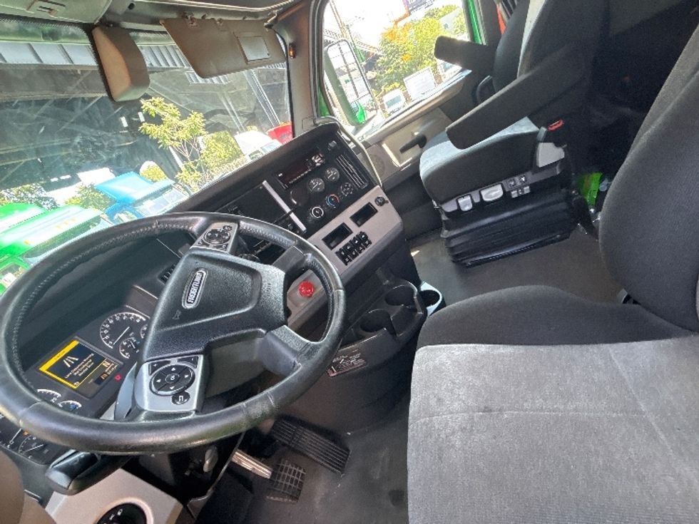 Sleeper Tractor-Heavy Duty Tractors-Freightliner-2019-T11664ST-North Bergen-NJ-320,073\n\t\tmiles-$ 64,000 - Image 10