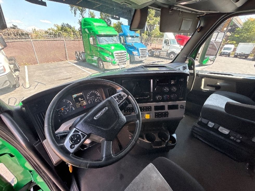 Sleeper Tractor-Heavy Duty Tractors-Freightliner-2019-T11664ST-North Bergen-NJ-320,073\n\t\tmiles-$ 64,000 - Image 11