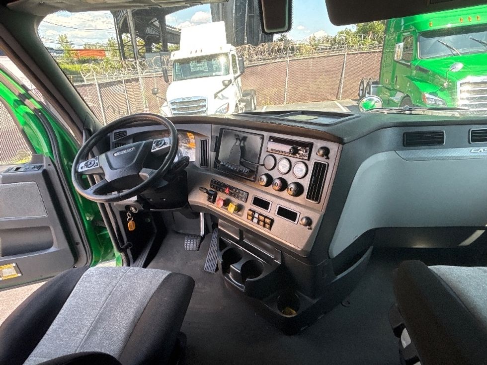 Sleeper Tractor-Heavy Duty Tractors-Freightliner-2019-T11664ST-North Bergen-NJ-320,073\n\t\tmiles-$ 64,000 - Image 12