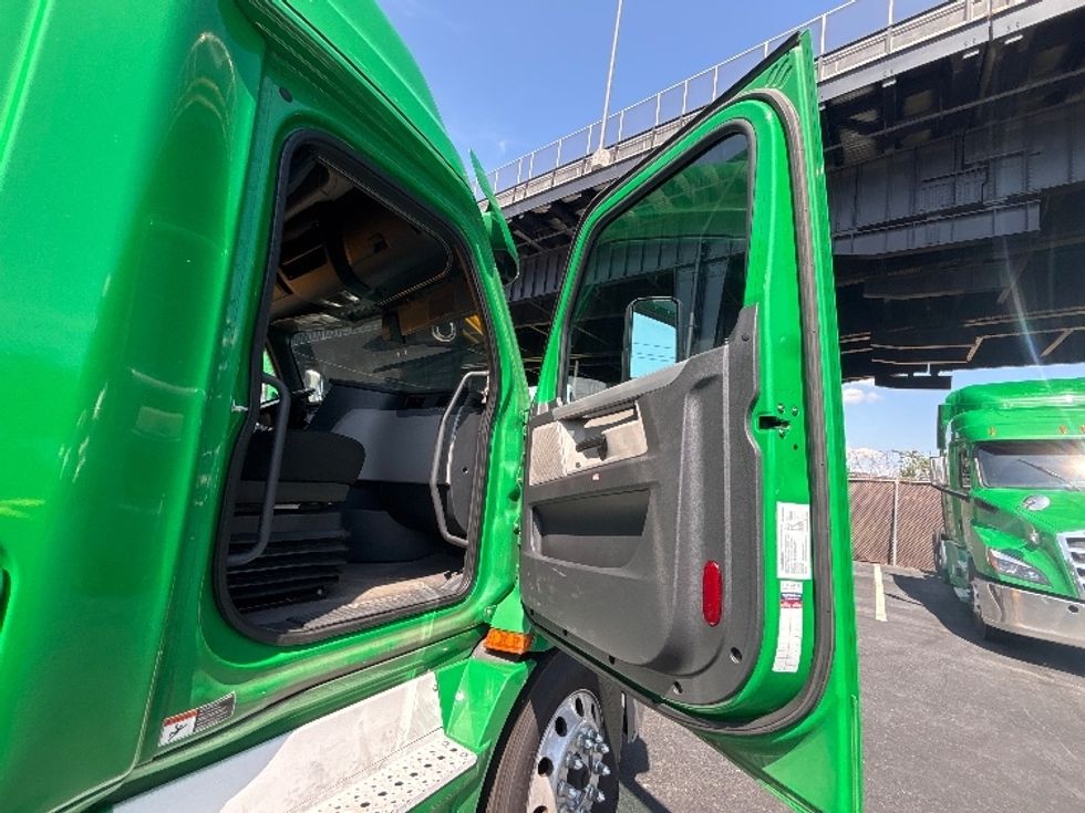Sleeper Tractor-Heavy Duty Tractors-Freightliner-2019-T11664ST-North Bergen-NJ-320,073\n\t\tmiles-$ 64,000 - Image 13