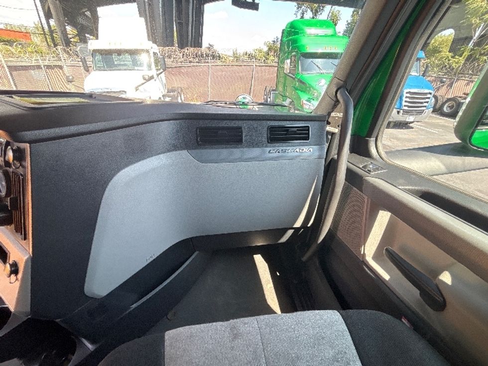 Sleeper Tractor-Heavy Duty Tractors-Freightliner-2019-T11664ST-North Bergen-NJ-320,073\n\t\tmiles-$ 64,000 - Image 14