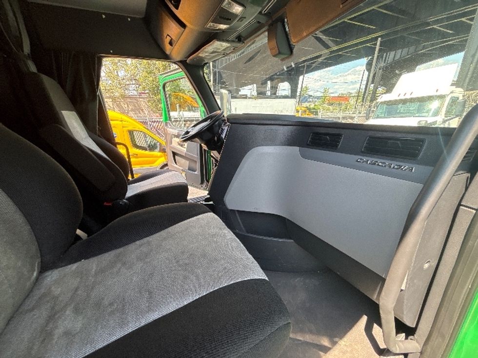 Sleeper Tractor-Heavy Duty Tractors-Freightliner-2019-T11664ST-North Bergen-NJ-320,073\n\t\tmiles-$ 64,000 - Image 15