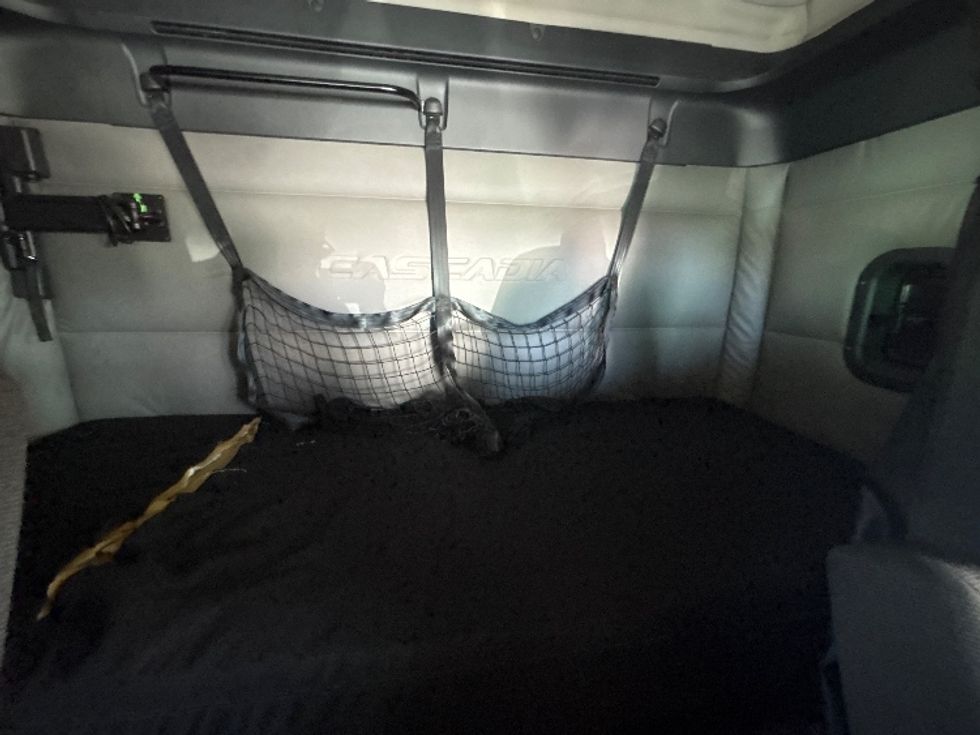 Sleeper Tractor-Heavy Duty Tractors-Freightliner-2019-T11664ST-North Bergen-NJ-320,073\n\t\tmiles-$ 64,000 - Image 16