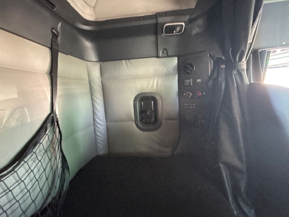 Sleeper Tractor-Heavy Duty Tractors-Freightliner-2019-T11664ST-North Bergen-NJ-320,073\n\t\tmiles-$ 64,000 - Image 18