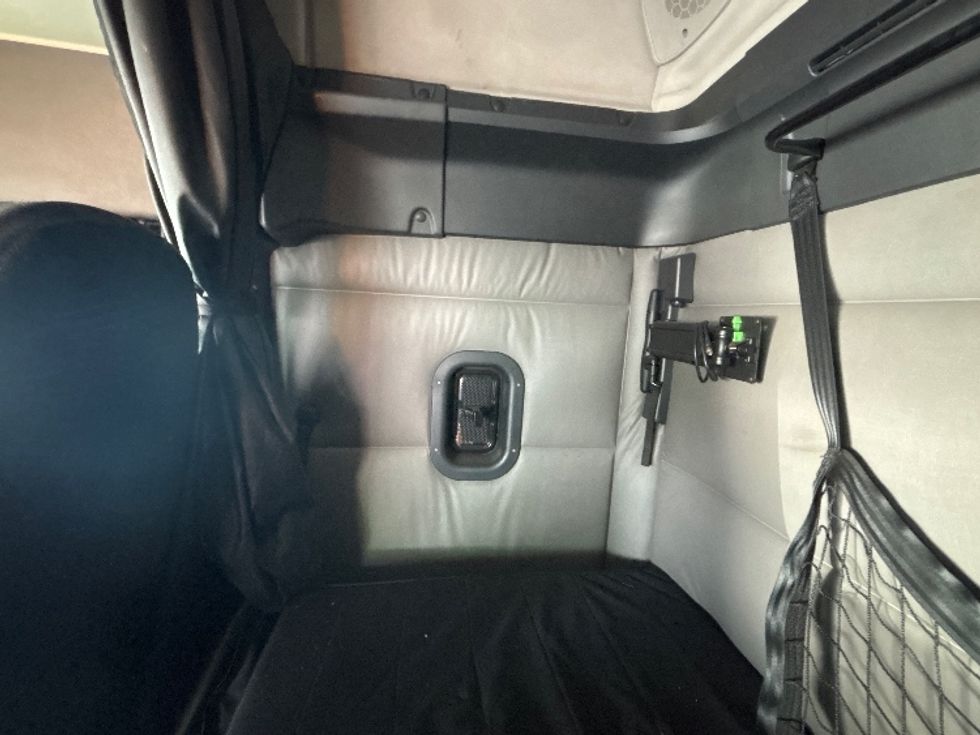 Sleeper Tractor-Heavy Duty Tractors-Freightliner-2019-T11664ST-North Bergen-NJ-320,073\n\t\tmiles-$ 64,000 - Image 19