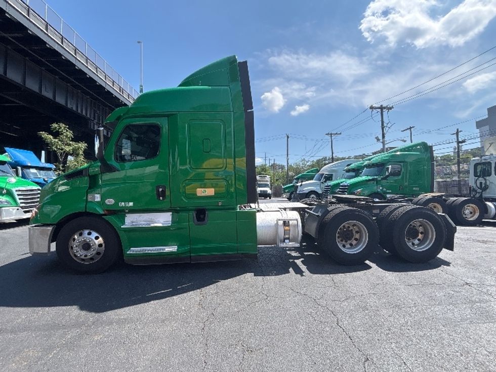 Sleeper Tractor-Heavy Duty Tractors-Freightliner-2019-T11664ST-North Bergen-NJ-320,073\n\t\tmiles-$ 64,000 - Image 4