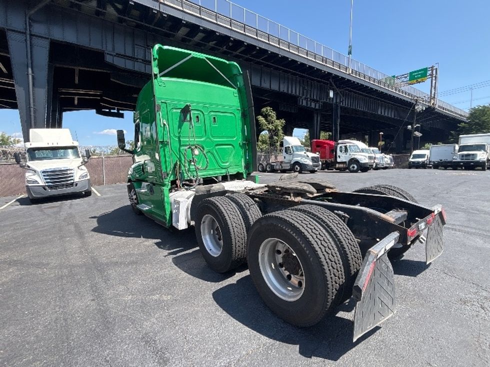 Sleeper Tractor-Heavy Duty Tractors-Freightliner-2019-T11664ST-North Bergen-NJ-320,073\n\t\tmiles-$ 64,000 - Image 5