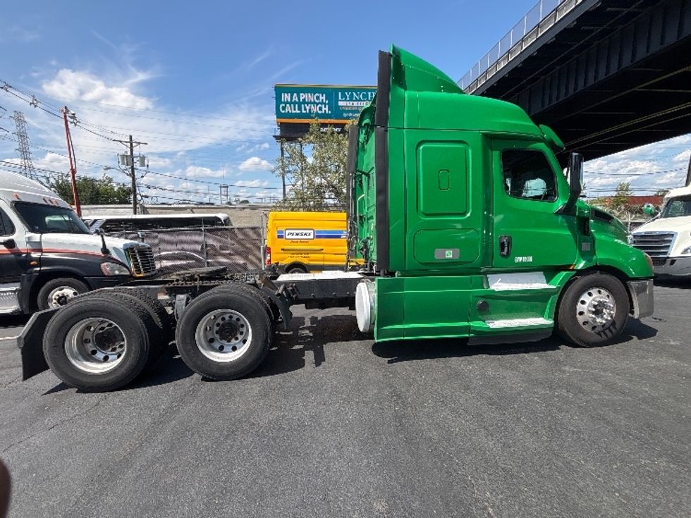 Sleeper Tractor-Heavy Duty Tractors-Freightliner-2019-T11664ST-North Bergen-NJ-320,073\n\t\tmiles-$ 64,000 - Image 8