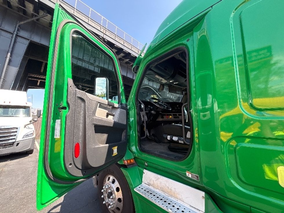 Sleeper Tractor-Heavy Duty Tractors-Freightliner-2019-T11664ST-North Bergen-NJ-320,073\n\t\tmiles-$ 64,000 - Image 9