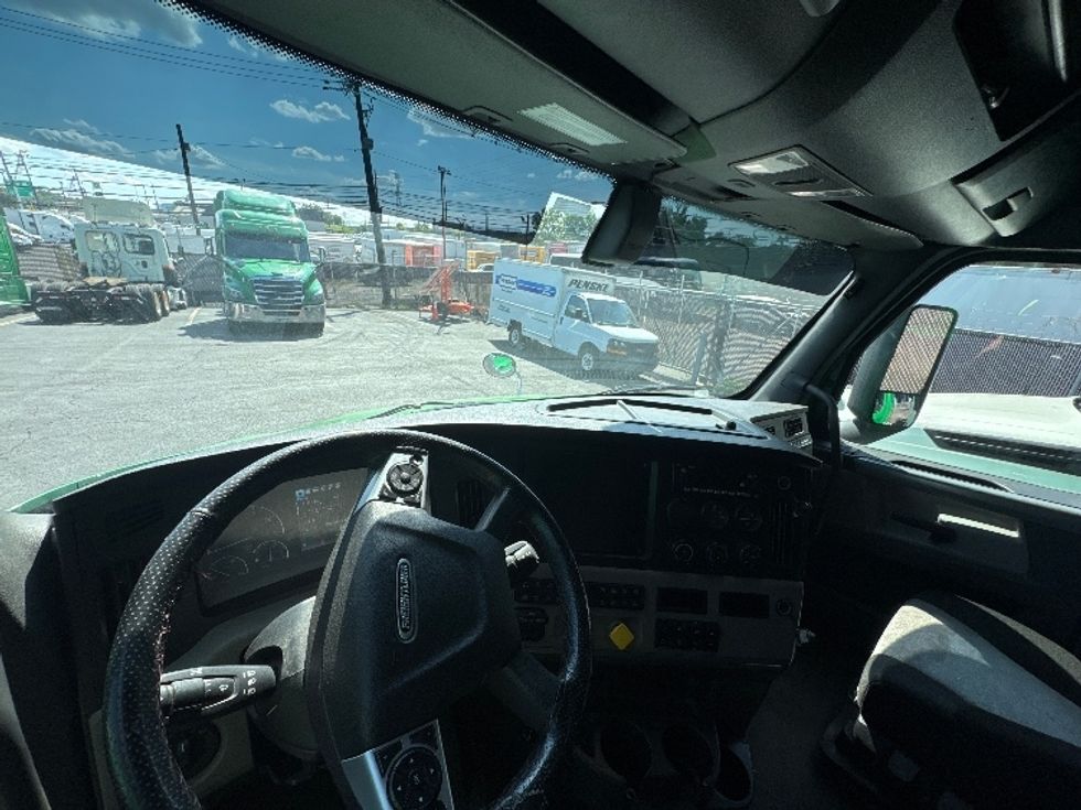 Sleeper Tractor-Heavy Duty Tractors-Freightliner-2019-T11664ST-North Bergen-NJ-394,595\n\t\tmiles-$ 60,000 - Image 10