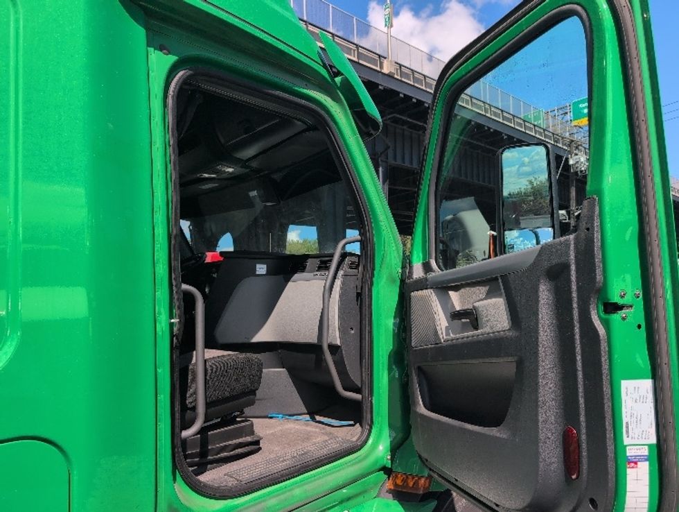 Sleeper Tractor-Heavy Duty Tractors-Freightliner-2019-T11664ST-North Bergen-NJ-394,595\n\t\tmiles-$ 60,000 - Image 13