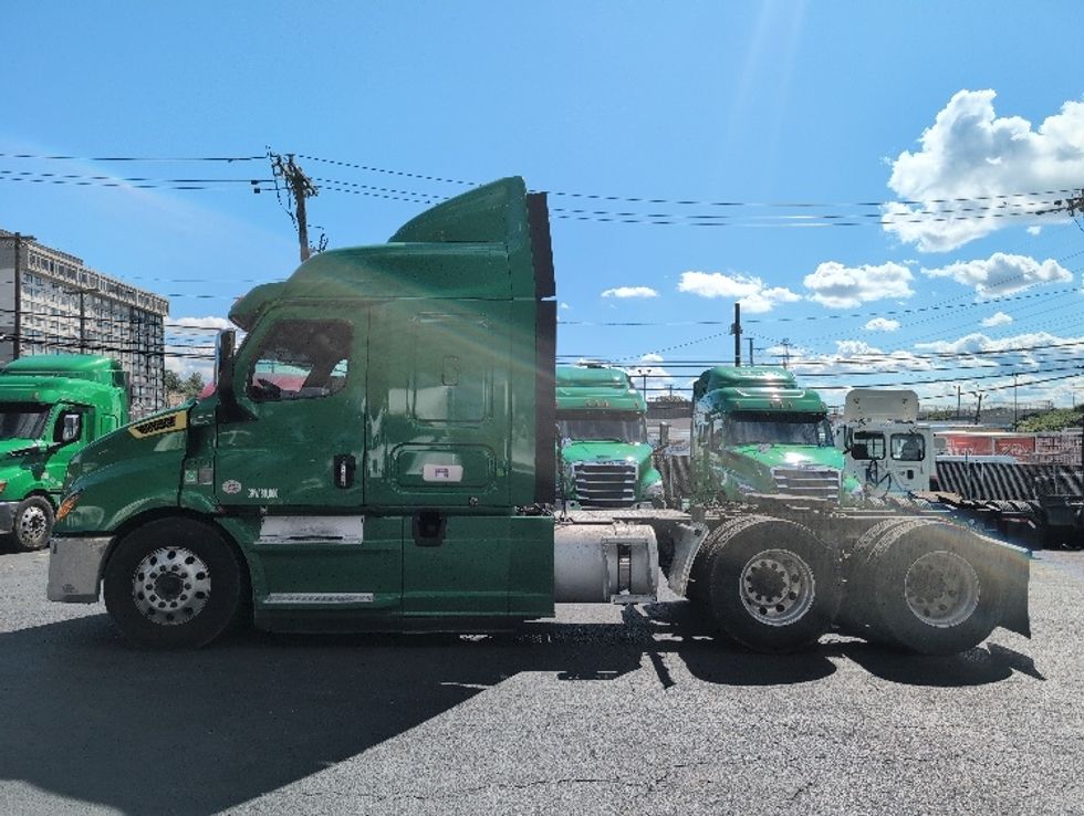 Sleeper Tractor-Heavy Duty Tractors-Freightliner-2019-T11664ST-North Bergen-NJ-394,595\n\t\tmiles-$ 60,000 - Image 4