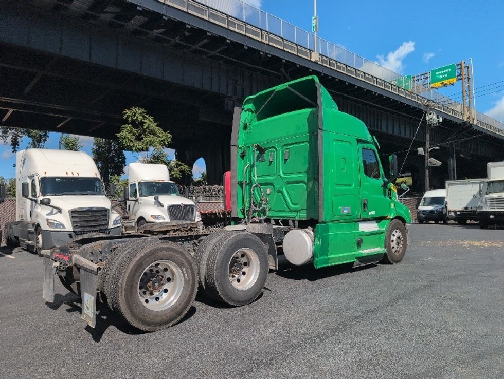 Sleeper Tractor-Heavy Duty Tractors-Freightliner-2019-T11664ST-North Bergen-NJ-394,595\n\t\tmiles-$ 60,000 - Image 7