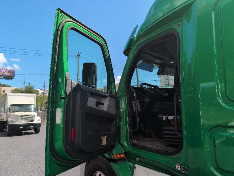 Sleeper Tractor-Heavy Duty Tractors-Freightliner-2019-T11664ST-North Bergen-NJ-394,595\n\t\tmiles-$ 60,000 - Image 9