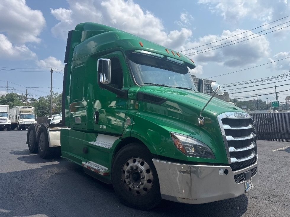 Sleeper Tractor-Heavy Duty Tractors-Freightliner-2019-T11664ST-North Bergen-NJ-401,097\n\t\tmiles-$ 59,500 - Image 1