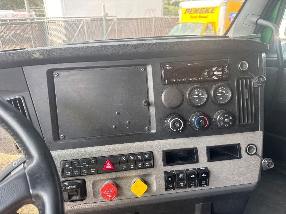 Sleeper Tractor-Heavy Duty Tractors-Freightliner-2019-T11664ST-North Bergen-NJ-401,097\n\t\tmiles-$ 59,500 - Image 12