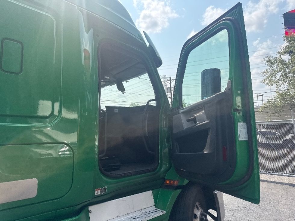 Sleeper Tractor-Heavy Duty Tractors-Freightliner-2019-T11664ST-North Bergen-NJ-401,097\n\t\tmiles-$ 59,500 - Image 13