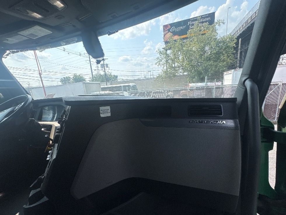 Sleeper Tractor-Heavy Duty Tractors-Freightliner-2019-T11664ST-North Bergen-NJ-401,097\n\t\tmiles-$ 59,500 - Image 14