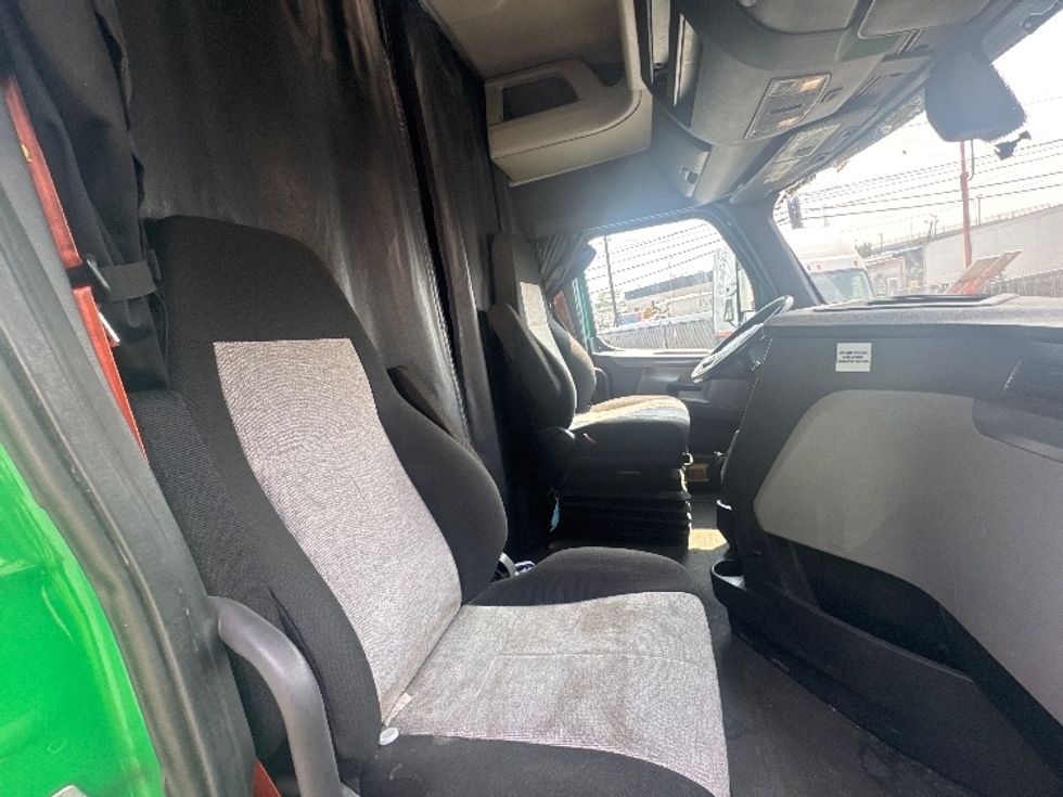 Sleeper Tractor-Heavy Duty Tractors-Freightliner-2019-T11664ST-North Bergen-NJ-401,097\n\t\tmiles-$ 59,500 - Image 15