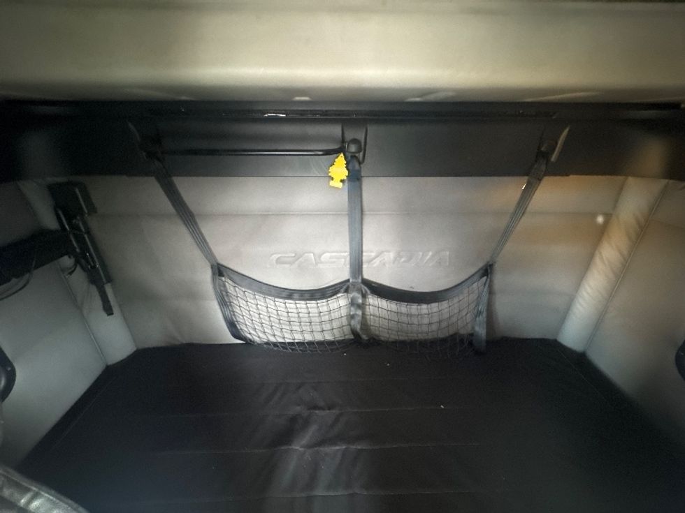 Sleeper Tractor-Heavy Duty Tractors-Freightliner-2019-T11664ST-North Bergen-NJ-401,097\n\t\tmiles-$ 59,500 - Image 16