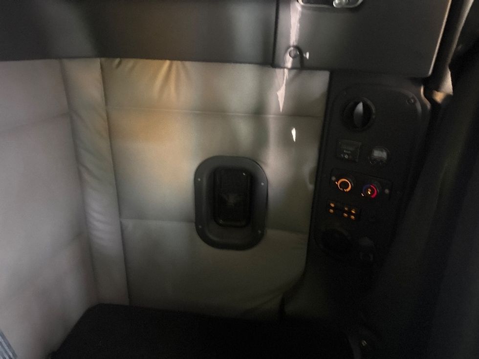 Sleeper Tractor-Heavy Duty Tractors-Freightliner-2019-T11664ST-North Bergen-NJ-401,097\n\t\tmiles-$ 59,500 - Image 18