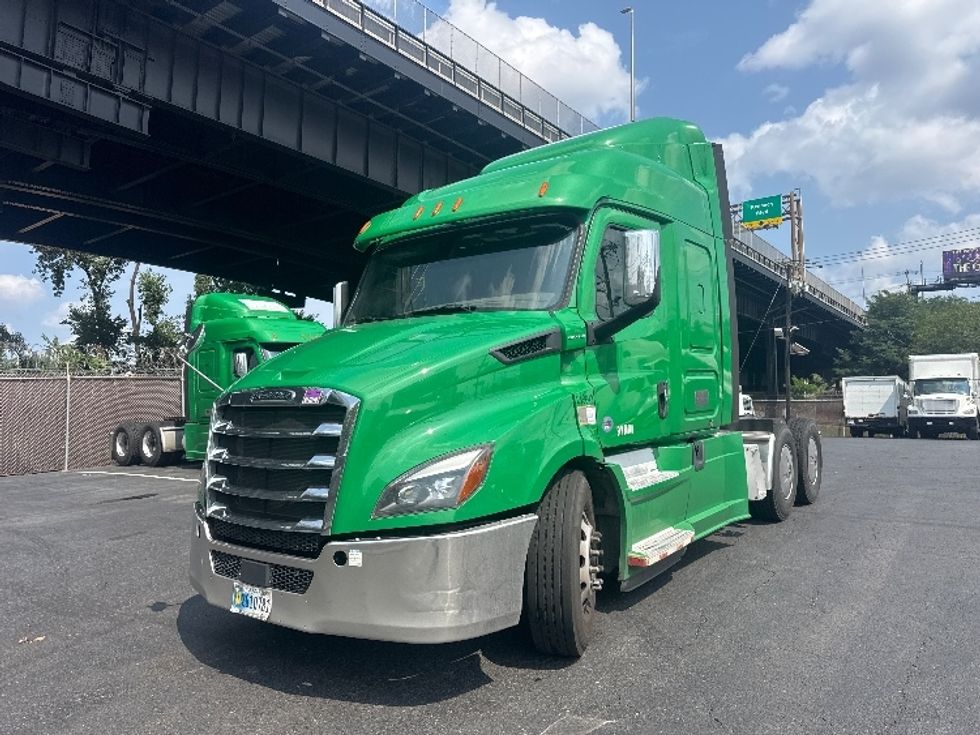 Sleeper Tractor-Heavy Duty Tractors-Freightliner-2019-T11664ST-North Bergen-NJ-401,097\n\t\tmiles-$ 59,500 - Image 3