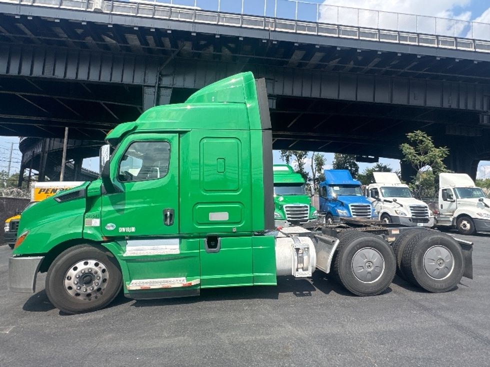 Sleeper Tractor-Heavy Duty Tractors-Freightliner-2019-T11664ST-North Bergen-NJ-401,097\n\t\tmiles-$ 59,500 - Image 4