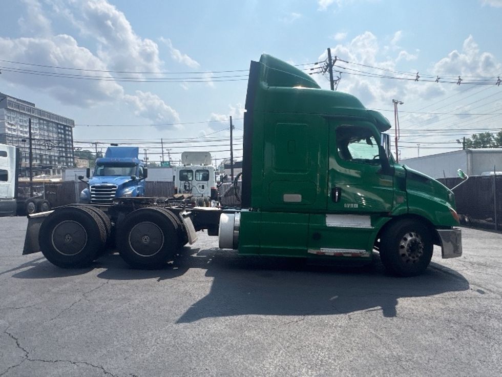 Sleeper Tractor-Heavy Duty Tractors-Freightliner-2019-T11664ST-North Bergen-NJ-401,097\n\t\tmiles-$ 59,500 - Image 8
