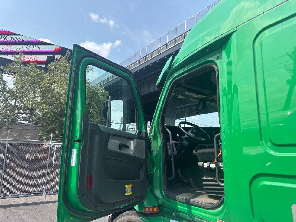 Sleeper Tractor-Heavy Duty Tractors-Freightliner-2019-T11664ST-North Bergen-NJ-401,097\n\t\tmiles-$ 59,500 - Image 9