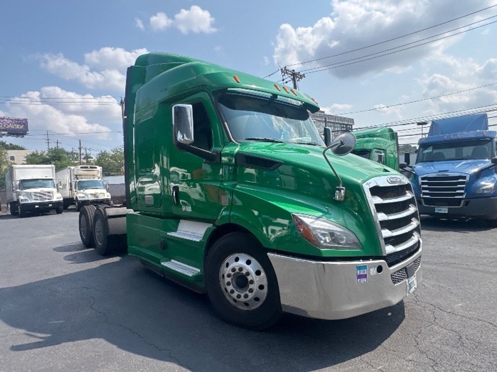 Sleeper Tractor-Heavy Duty Tractors-Freightliner-2019-T11664ST-North Bergen-NJ-416,978\n\t\tmiles-$ 58,500 - Image 1