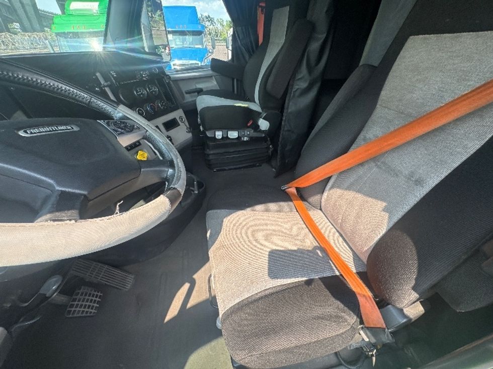 Sleeper Tractor-Heavy Duty Tractors-Freightliner-2019-T11664ST-North Bergen-NJ-416,978\n\t\tmiles-$ 58,500 - Image 10