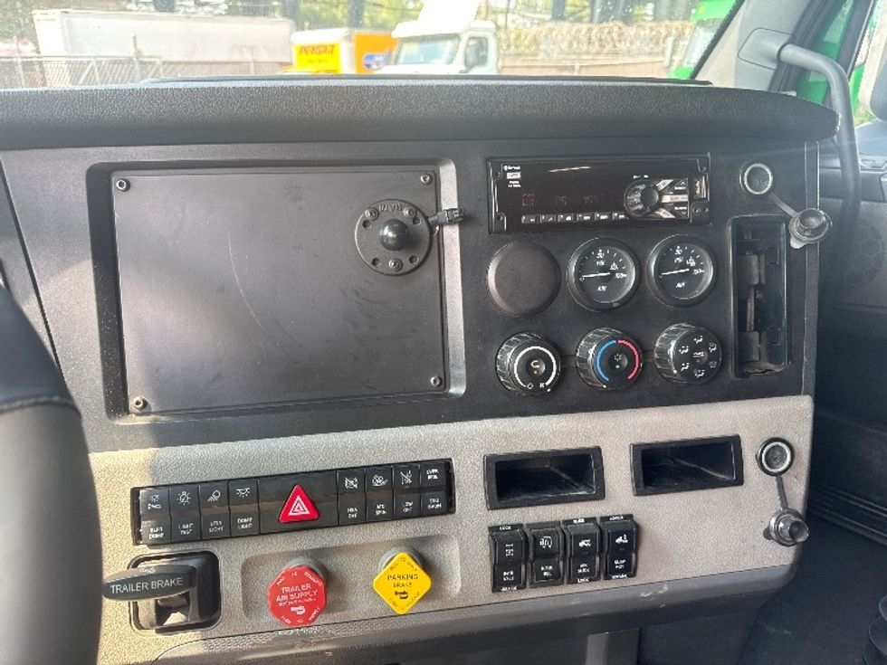 Sleeper Tractor-Heavy Duty Tractors-Freightliner-2019-T11664ST-North Bergen-NJ-416,978\n\t\tmiles-$ 58,500 - Image 12