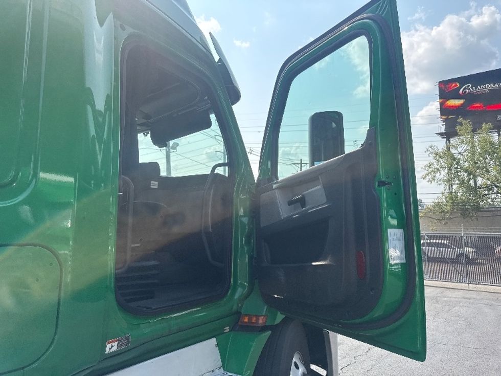 Sleeper Tractor-Heavy Duty Tractors-Freightliner-2019-T11664ST-North Bergen-NJ-416,978\n\t\tmiles-$ 58,500 - Image 13