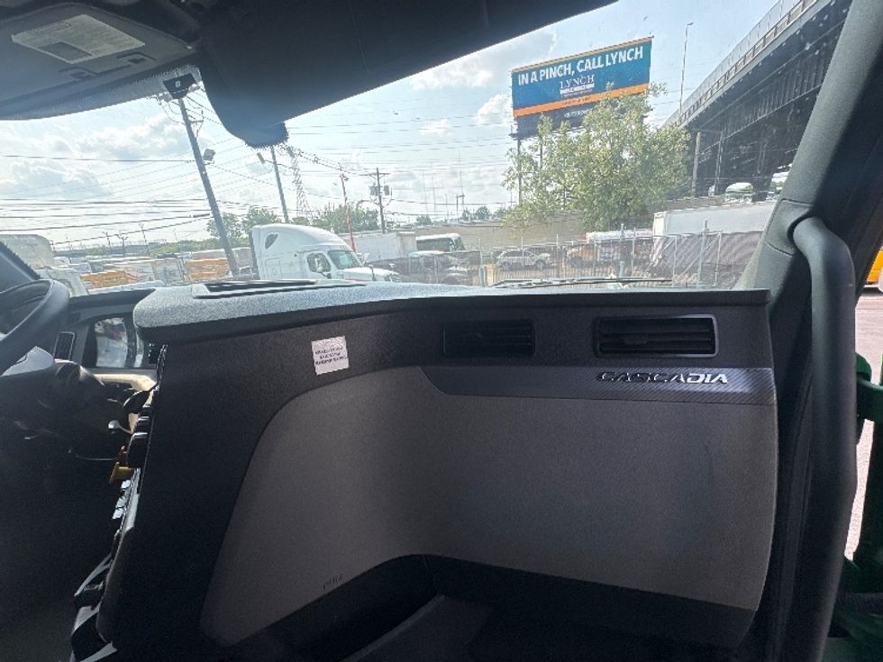 Sleeper Tractor-Heavy Duty Tractors-Freightliner-2019-T11664ST-North Bergen-NJ-416,978\n\t\tmiles-$ 58,500 - Image 14