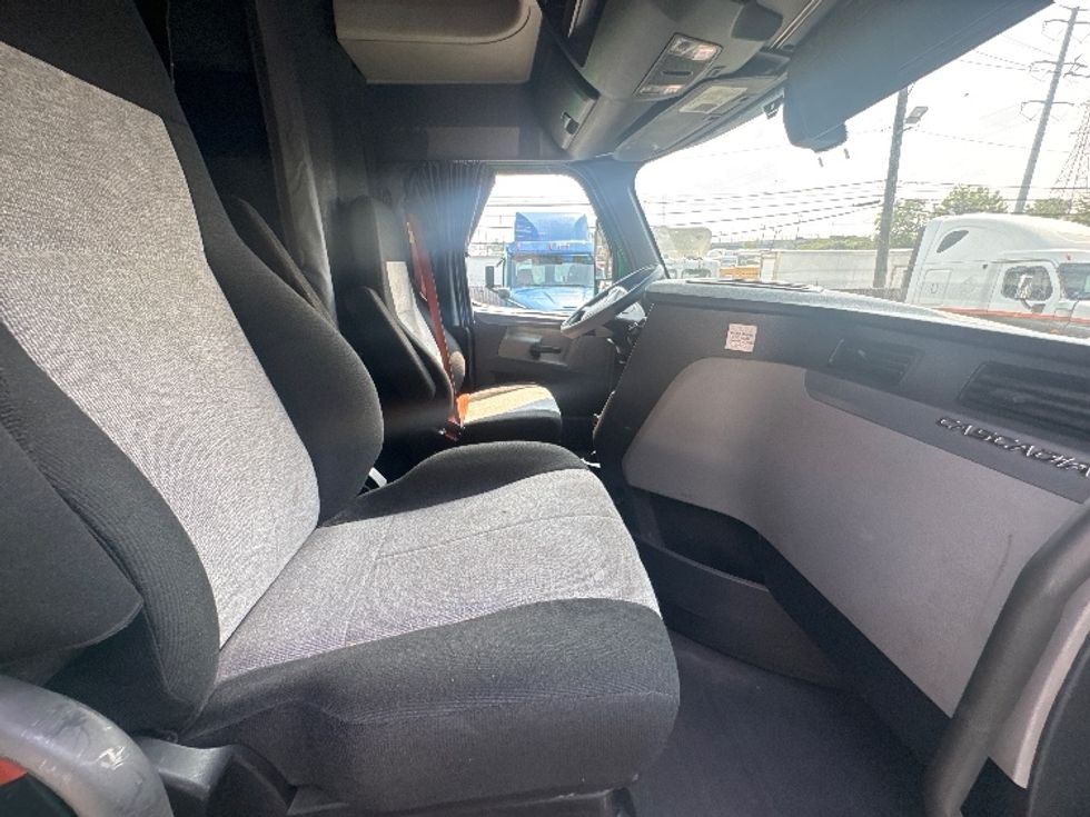Sleeper Tractor-Heavy Duty Tractors-Freightliner-2019-T11664ST-North Bergen-NJ-416,978\n\t\tmiles-$ 58,500 - Image 15