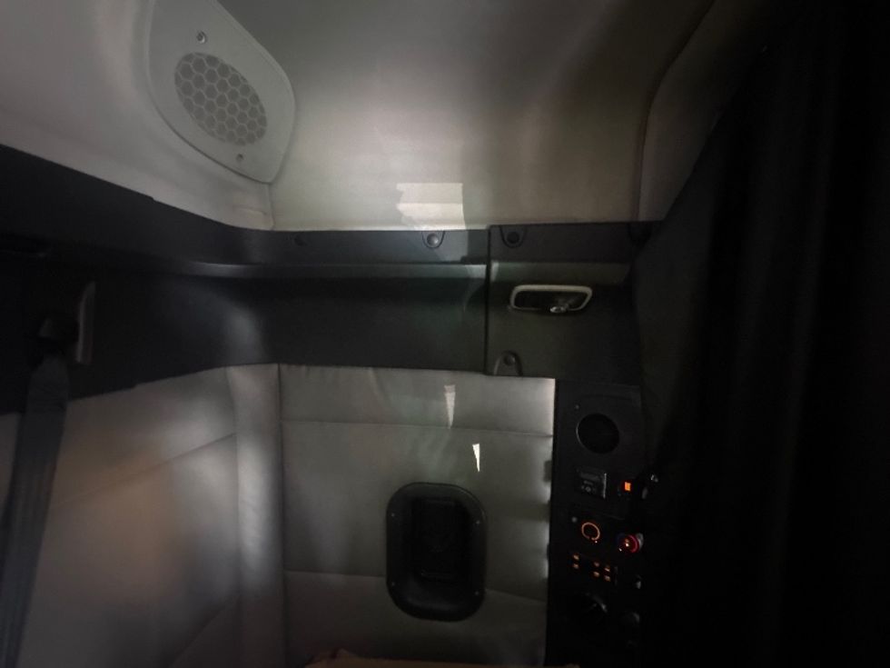 Sleeper Tractor-Heavy Duty Tractors-Freightliner-2019-T11664ST-North Bergen-NJ-416,978\n\t\tmiles-$ 58,500 - Image 18