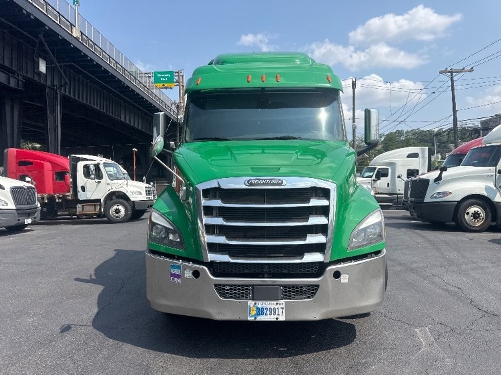 Sleeper Tractor-Heavy Duty Tractors-Freightliner-2019-T11664ST-North Bergen-NJ-416,978\n\t\tmiles-$ 58,500 - Image 2