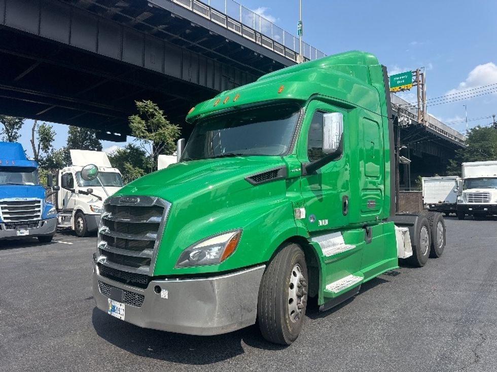 Sleeper Tractor-Heavy Duty Tractors-Freightliner-2019-T11664ST-North Bergen-NJ-416,978\n\t\tmiles-$ 58,500 - Image 3
