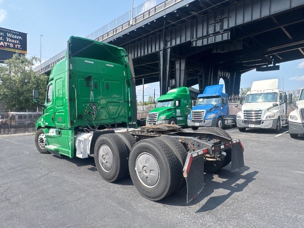 Sleeper Tractor-Heavy Duty Tractors-Freightliner-2019-T11664ST-North Bergen-NJ-416,978\n\t\tmiles-$ 58,500 - Image 5